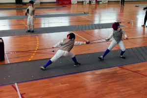 Dos jóvenes esgrimistas en un combate en el club de esgrima de Palencia