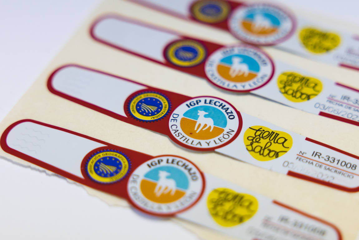Etiquetas de IGP Lechazo de Castilla y León con logotipos