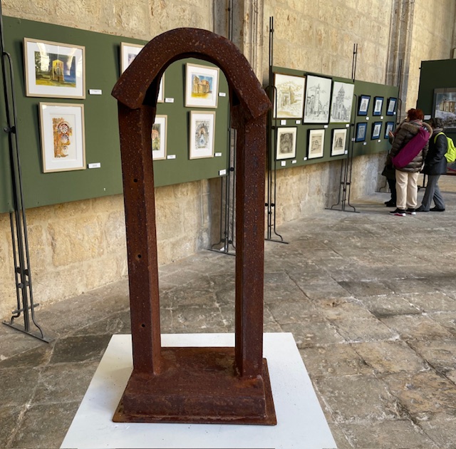 Escultura en hierro representando una ventana románica en la catedral de Palencia