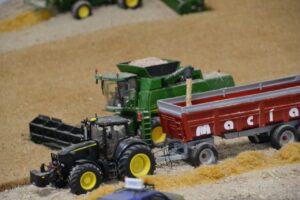 Maquetas de tractores en una exposición agrícola en Villamartín de Campos