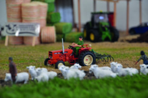 Modelo de tractor rojo en una exposición de miniaturas agrícolas