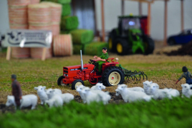 Modelo de tractor rojo en una exposición de miniaturas agrícolas