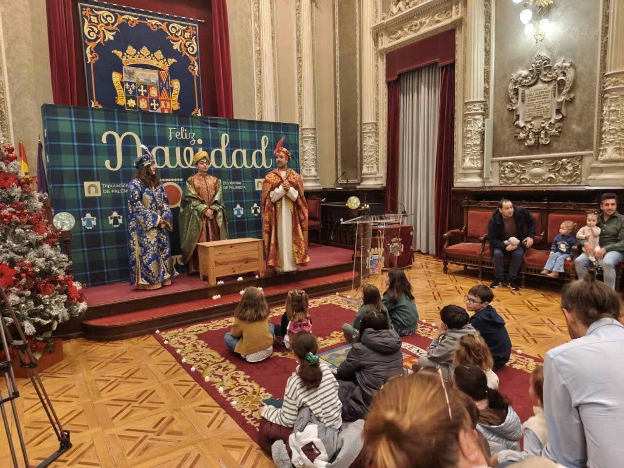 Acto navideño en la Diputación de Palencia con niños y personajes navideños