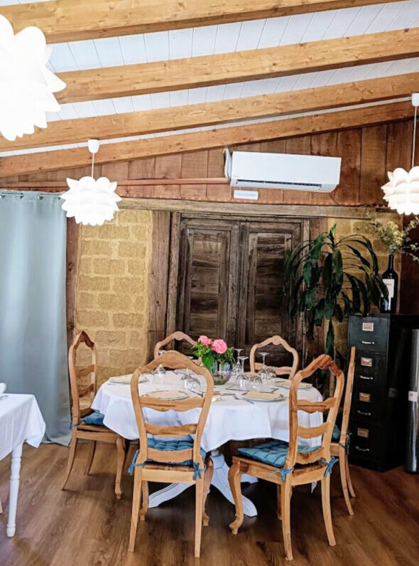 Interior del restaurante en Finca de la Puebla con mesas y sillas de madera