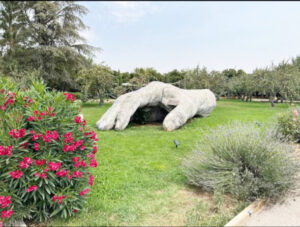 Escultura de una mano en el jardín de Finca de la Puebla