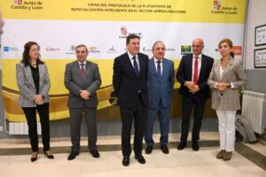 Firma del protocolo de la plataforma agroalimentaria en Palencia con varios asistentes.