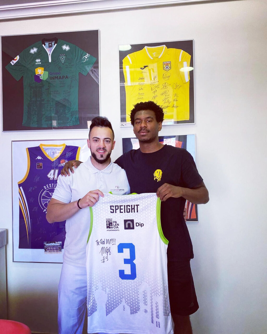 Joseda y un jugador sosteniendo una camiseta firmada en la clínica FisioÉlite Revuelta