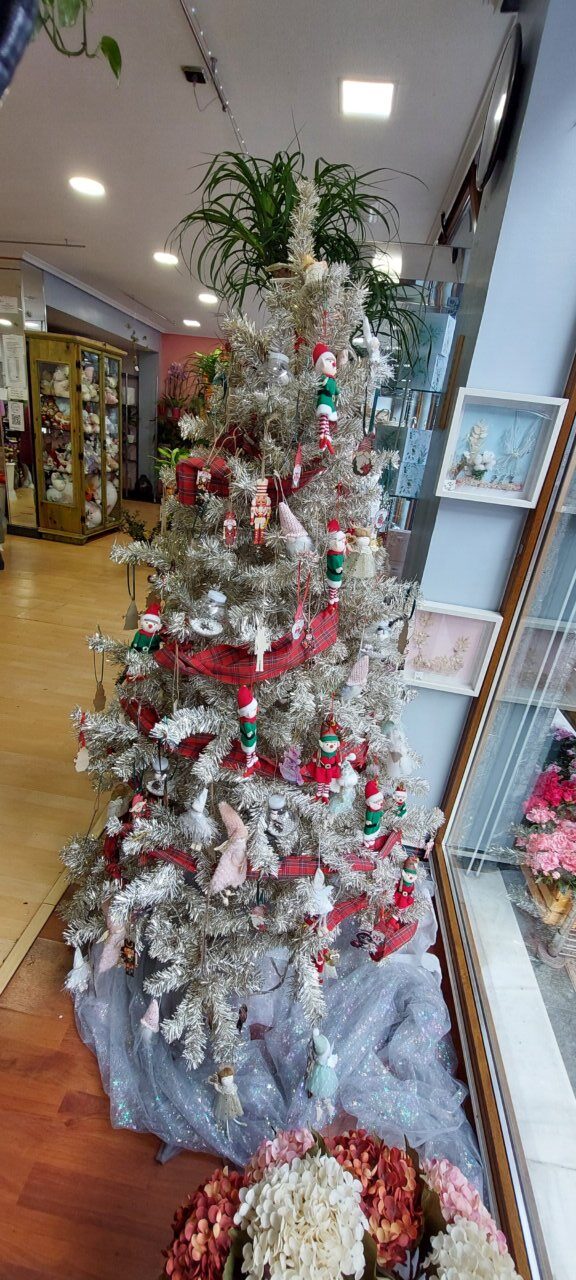 Árbol de Navidad decorado en la floristería Flor de Lis