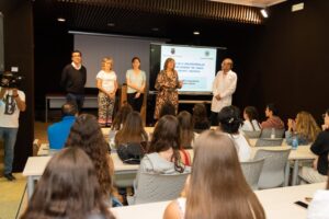 Alumnos en la escuela de enfermería durante una presentación