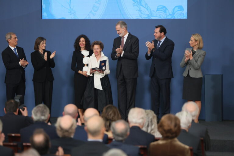 María Teresa Rodríguez recibe un premio en un acto oficial