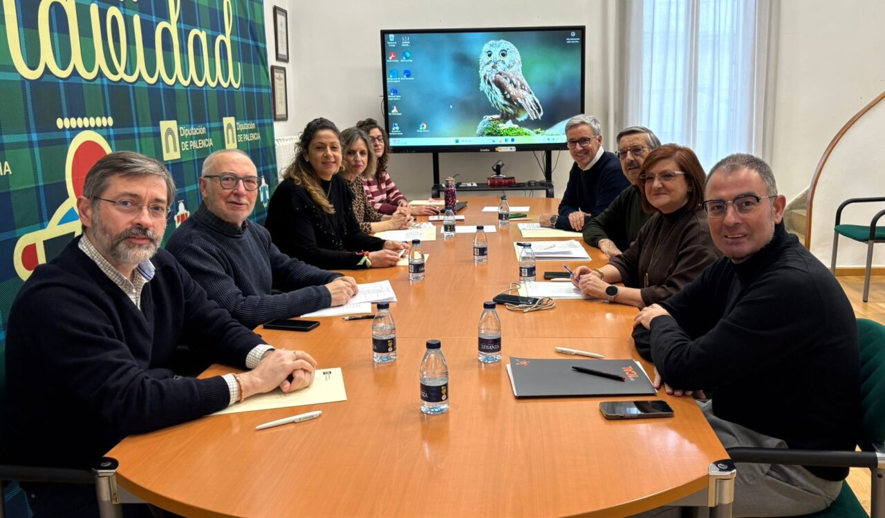 Reunión del jurado de los premios de periodismo en una mesa con participantes.