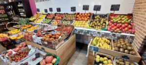 Variedad de frutas y verduras frescas en la tienda El Zaguán en Palencia