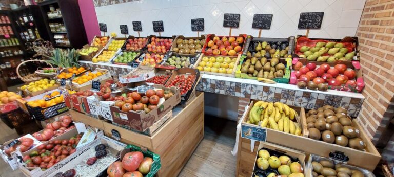 Variedad de frutas y verduras frescas en la tienda El Zaguán en Palencia