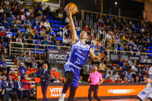 Jugador del Fuenlabrada lanzando a canasta durante un partido de baloncesto