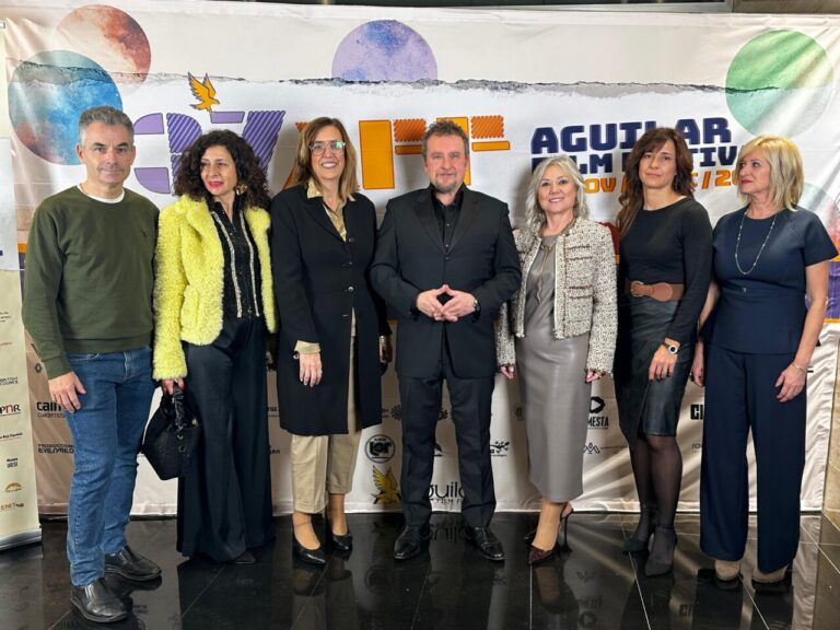 Grupo de personas en la gala final del Aguilar Film Festival 2025