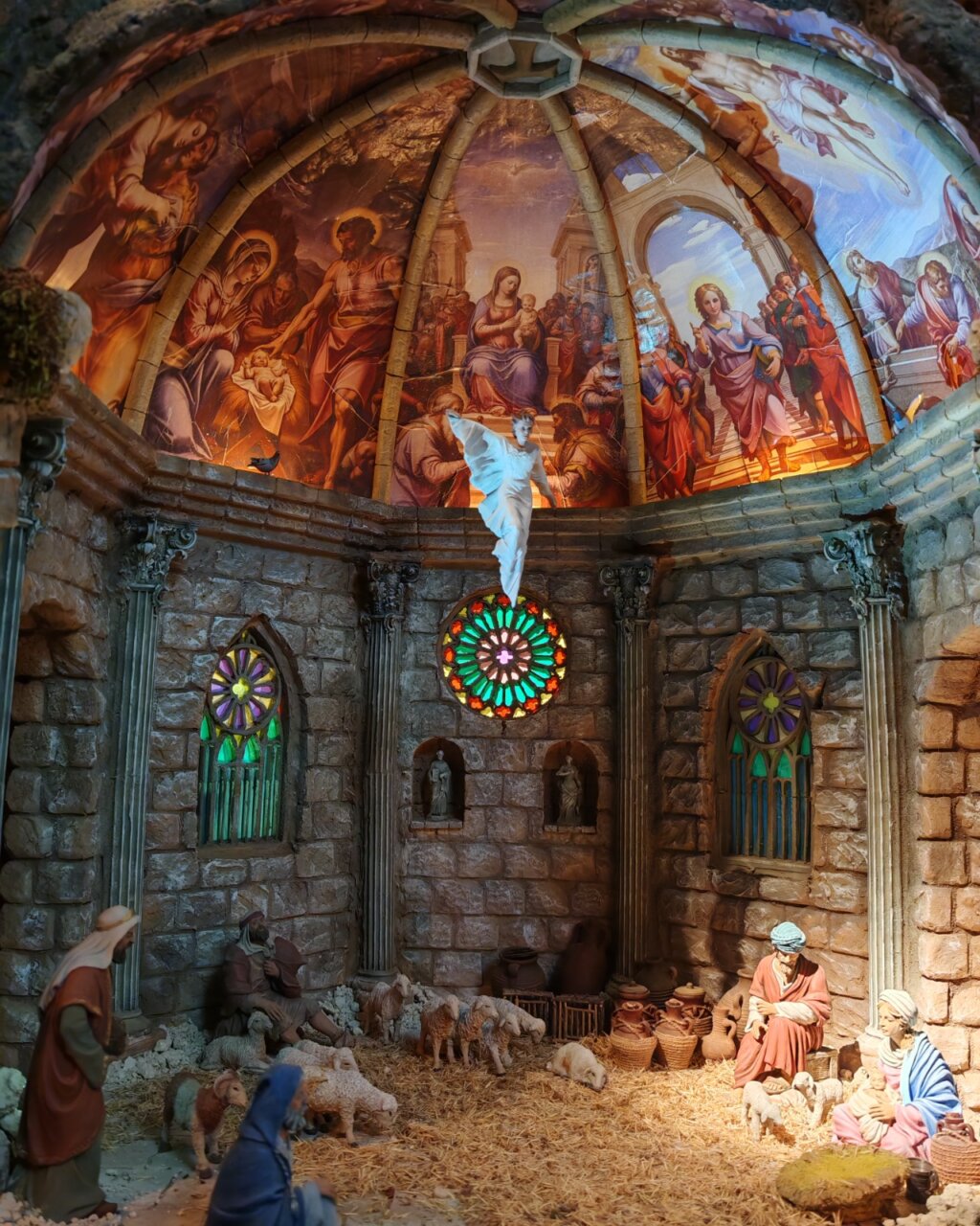 Belén con figuras en un entorno decorativo y colorido