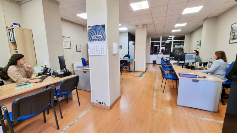 Interior de la oficina de Gestoría Revilla en Palencia con empleados trabajando.