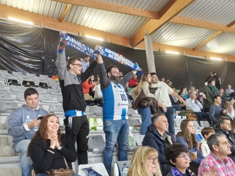 Aficionados animando en las gradas del Súper Agropal en Palencia.