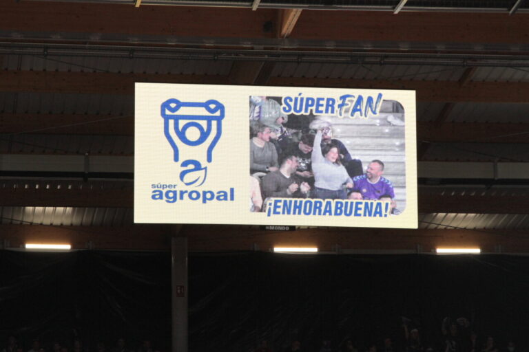 Celebración de los aficionados del Súper Agropal en el partido