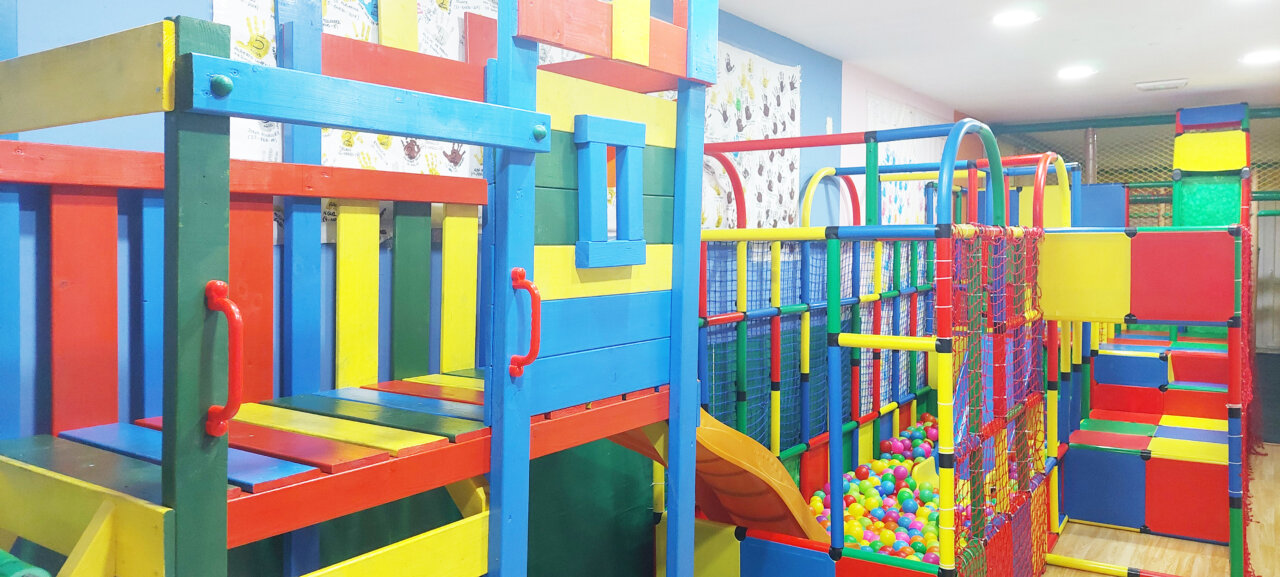 Área de juegos colorida en Grand Prix, parque infantil en Palencia