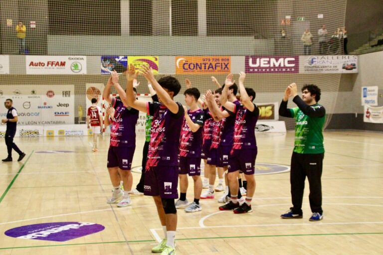 Jugadores del Grupo Palausa Balopal celebrando tras un partido de balonmano