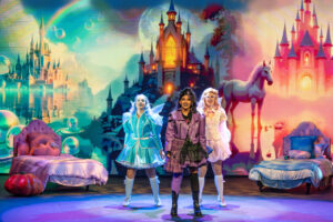 Tres hadas en un escenario colorido durante el musical Hadas El Musical