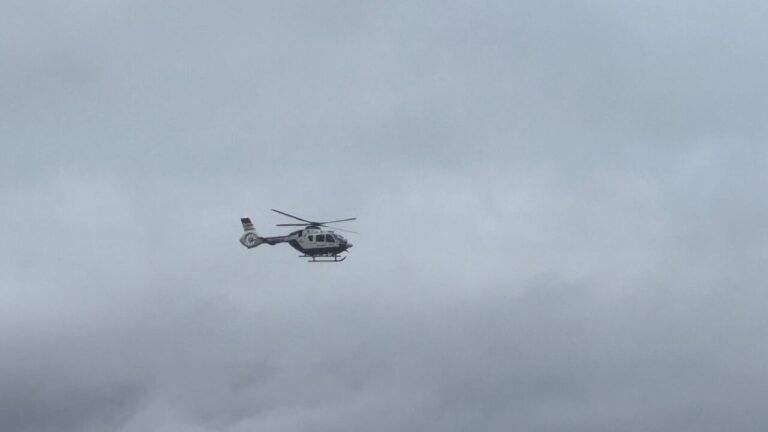 Helicóptero de la Guardia Civil sobrevolando nubes grises