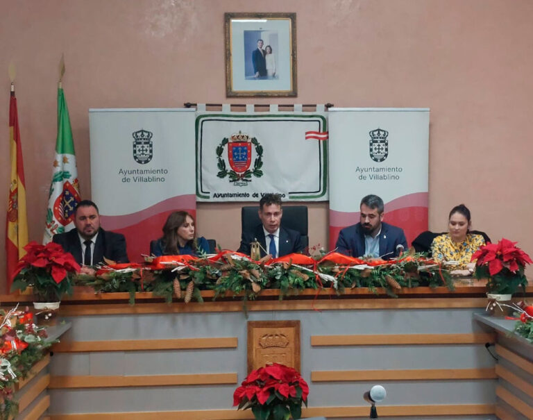 Acto de hermanamiento entre Villablino y Cervera de Pisuerga con autoridades presentes.