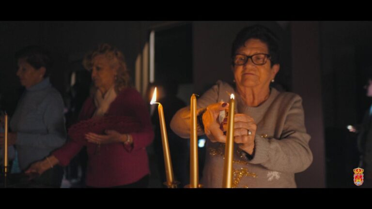Vecinos de Herrera de Valdecañas encendiendo velas en un vídeo navideño.