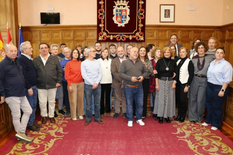 Grupo de trabajadores jubilados del Ayuntamiento de Palencia en un homenaje