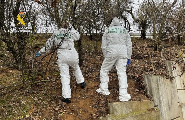 Dos forenses investigando en un terraplén en Venta de Baños