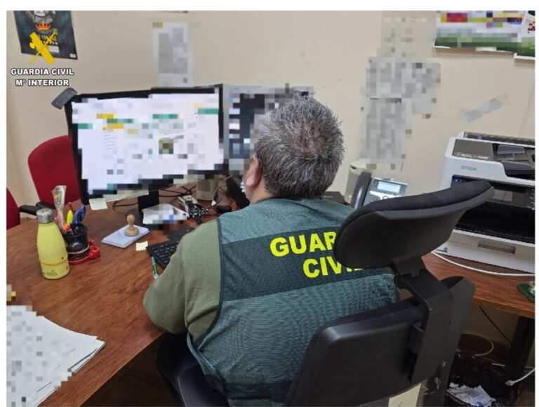 Agente de la Guardia Civil trabajando en un caso de estafa bancaria
