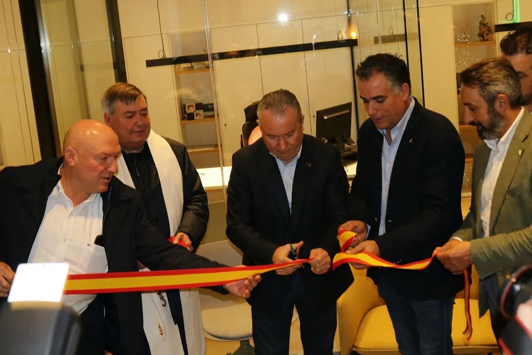 Inauguración de las nuevas oficinas de Asaja en Palencia con varios asistentes.