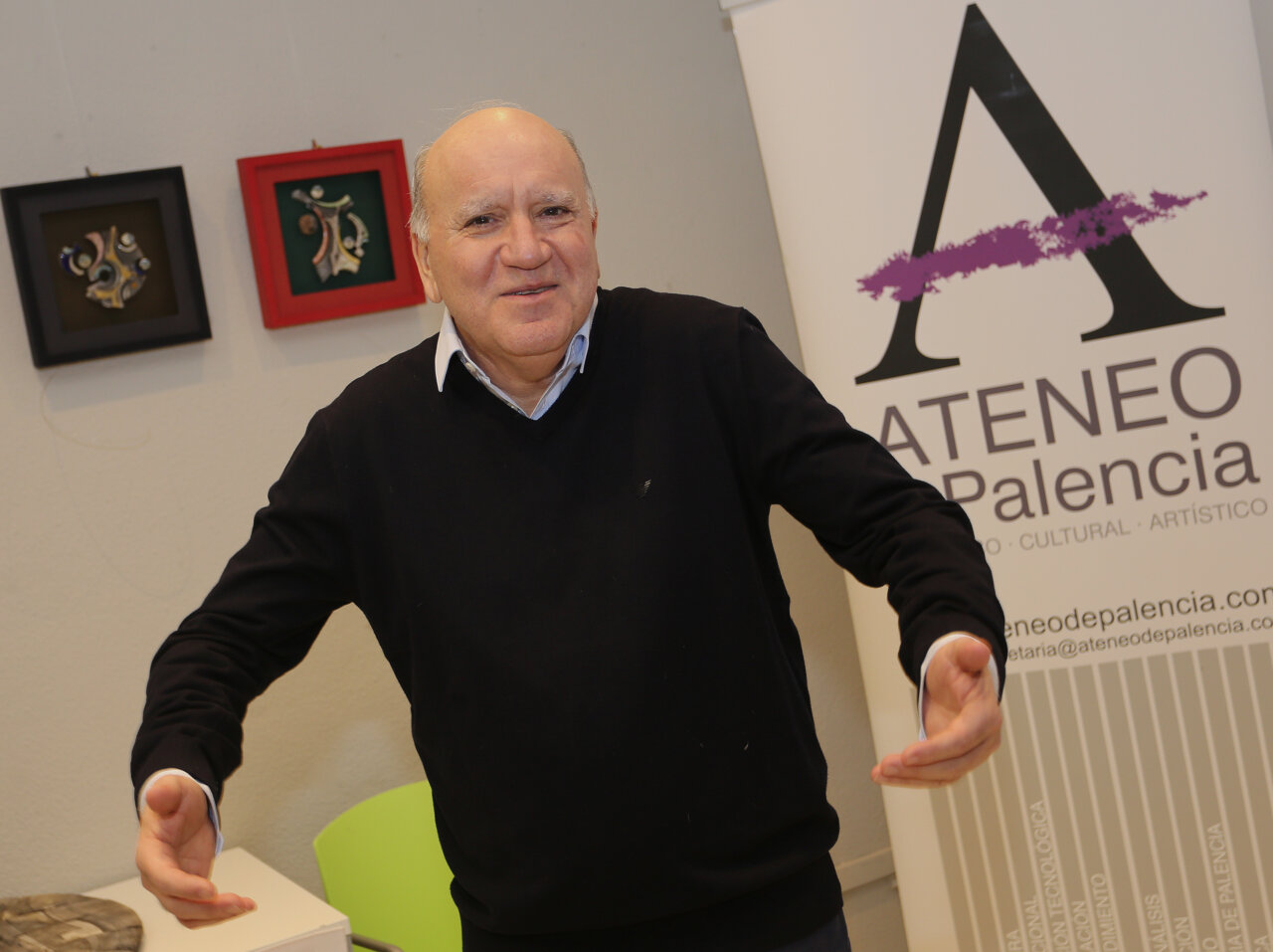 Persona sonriente en la inauguración del Ateneo de Palencia