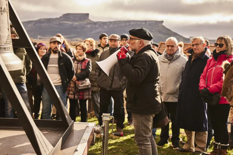 Inauguración de la Escuela de Campaneros en Fuenteodra con asistentes y campana.