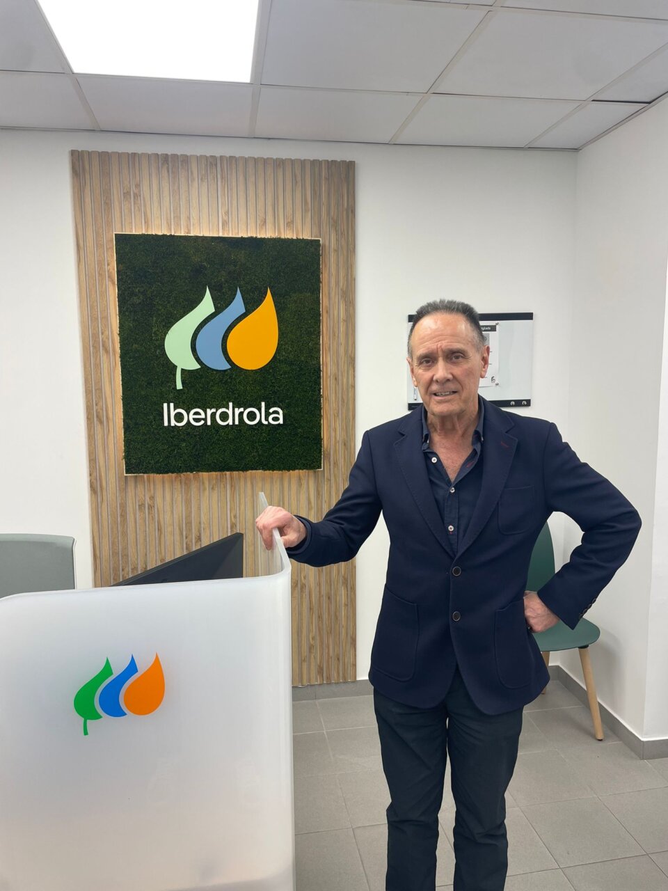 Hombre en la inauguración del Punto de Atención Iberdrola en Palencia
