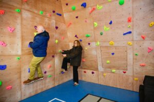 Personas escalando en un nuevo rocódromo interior colorido