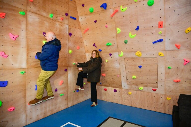 Personas escalando en un nuevo rocódromo interior colorido