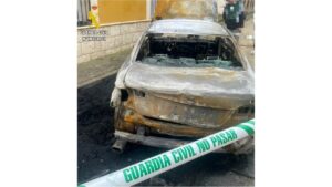 Vehículo dañado por incendio en Villarramiel con cinta de la Guardia Civil