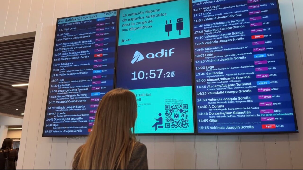Pantallas informativas en la estación de tren de Palencia mostrando horarios de salida.