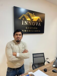 Jonny Moral en la oficina de Innova Gestión Inmobiliaria
