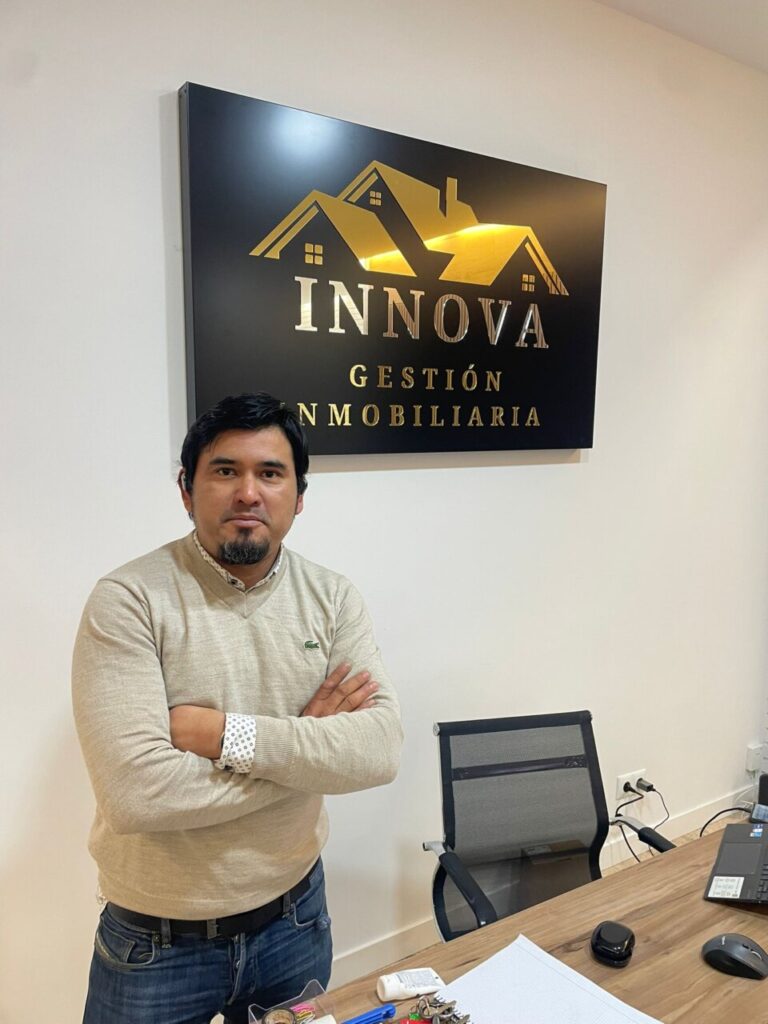 Jonny Moral en la oficina de Innova Gestión Inmobiliaria