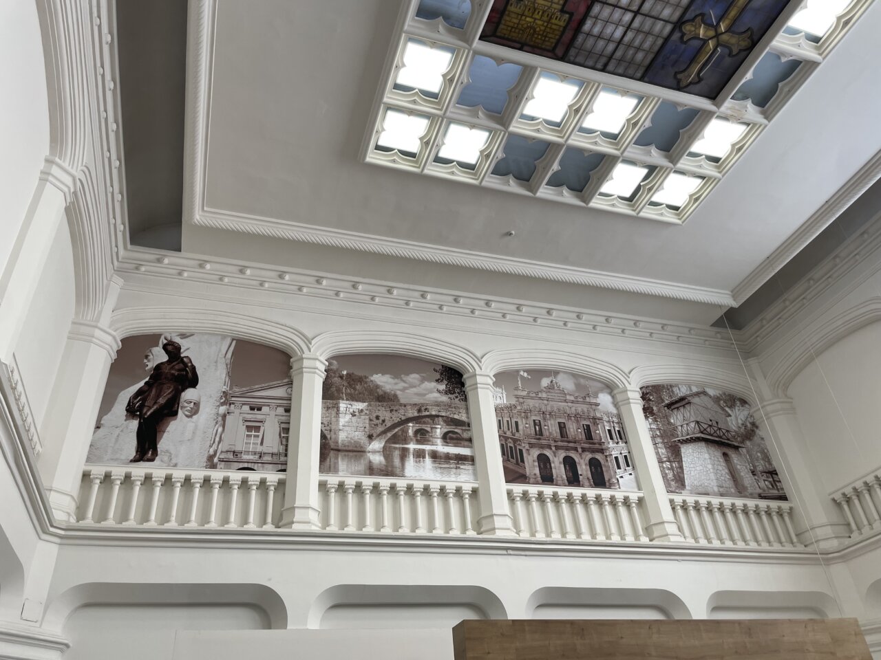 Interior del Palacio de Don Sancho con detalles arquitectónicos y murales históricos