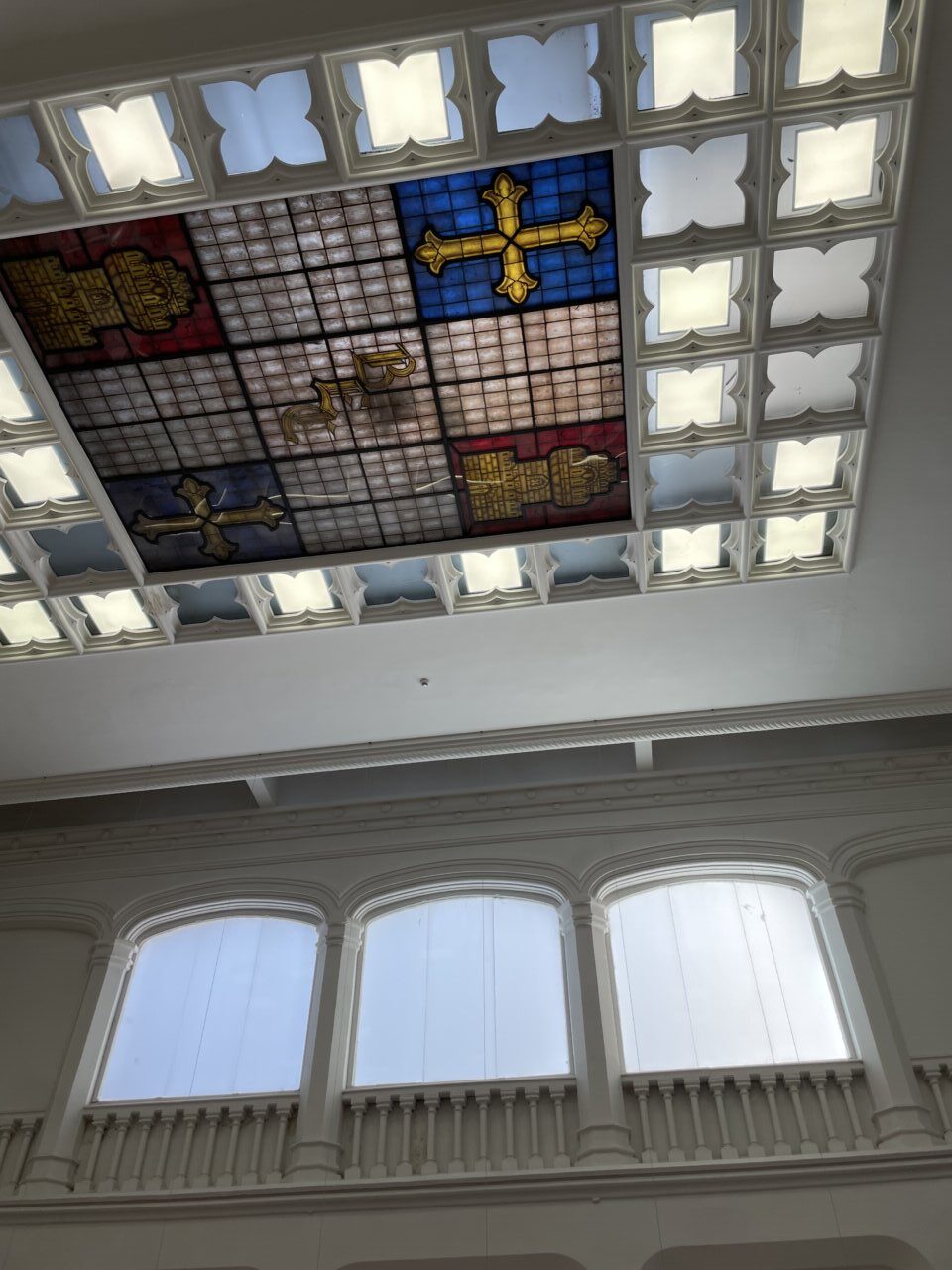 Techo del palacio de Don Sancho con vitrales coloridos y molduras