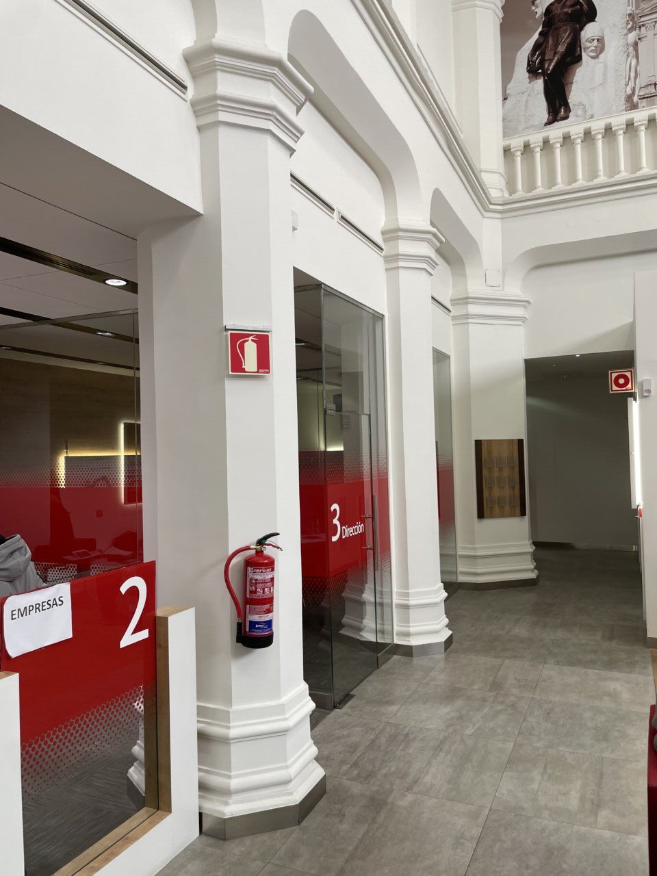 Interior del antiguo palacio de Don Sancho en Palencia, mostrando detalles arquitectónicos.