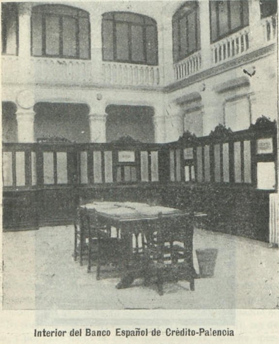 Interior del Banco Español de Crédito en Palencia, con mesas y paneles