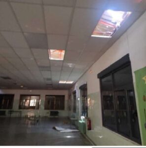 Interior del colegio Nuestra Señora de Ronte con daños en el techo