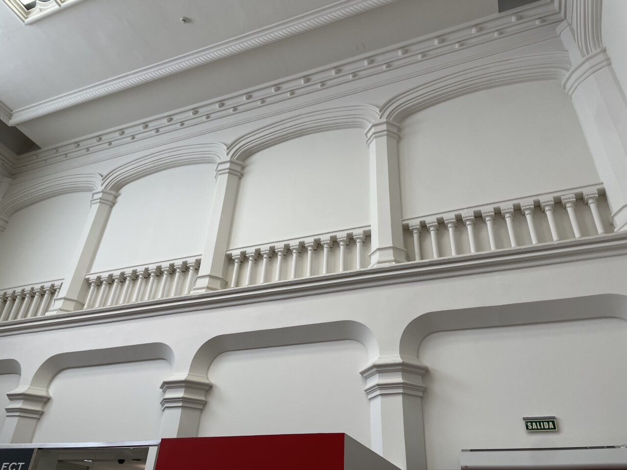 Interior del palacio de Don Sancho en Palencia con detalles arquitectónicos