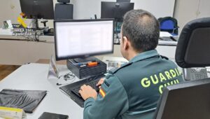 Agente de la Guardia Civil trabajando en un caso de estafa por smishing