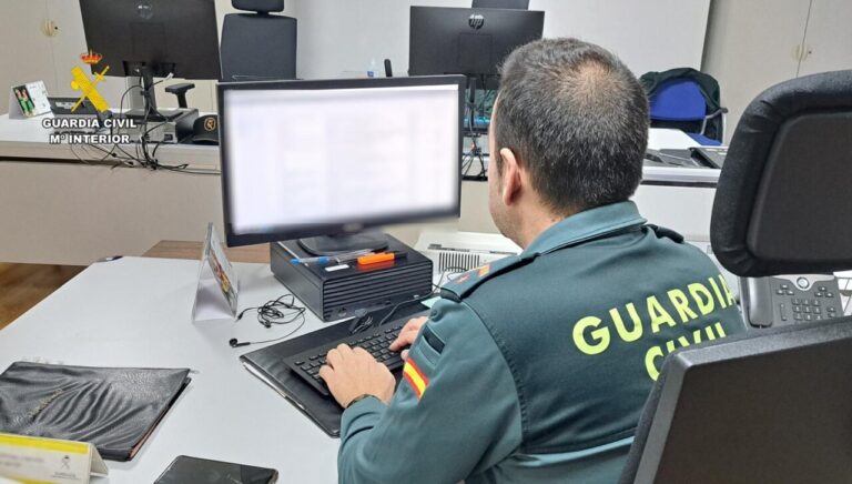 Agente de la Guardia Civil trabajando en un caso de estafa por smishing